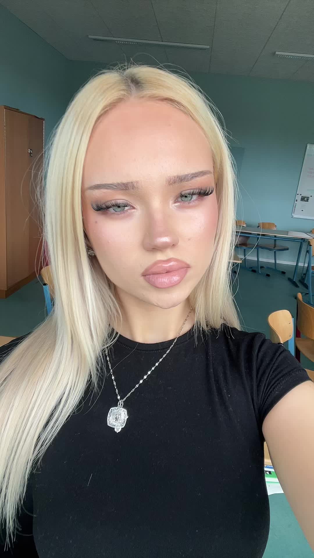 @аня