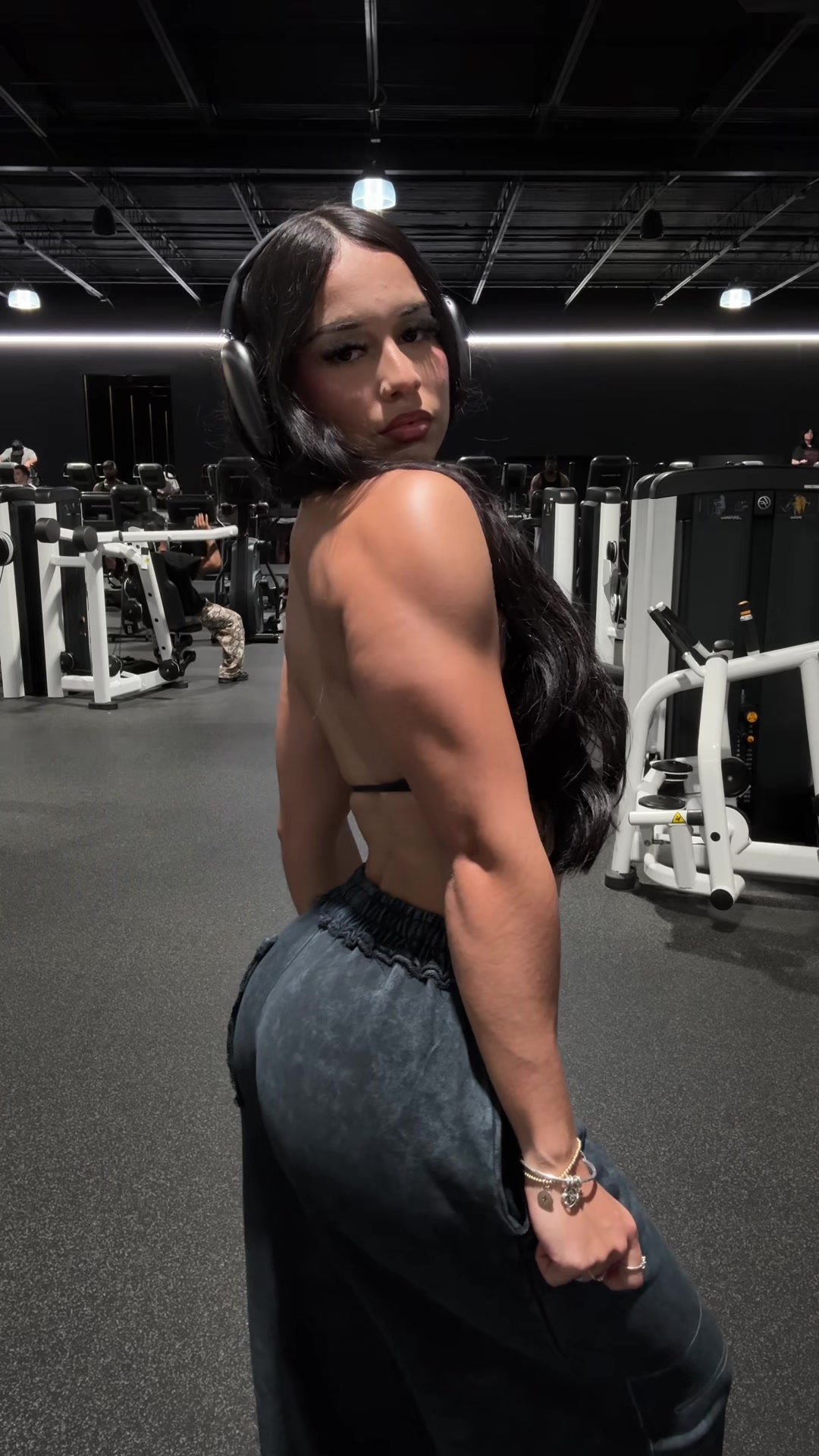@thaniaflores