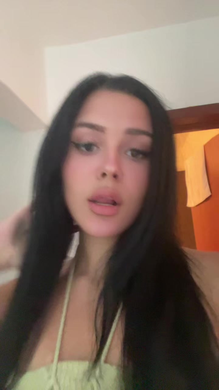 @neeveenica
