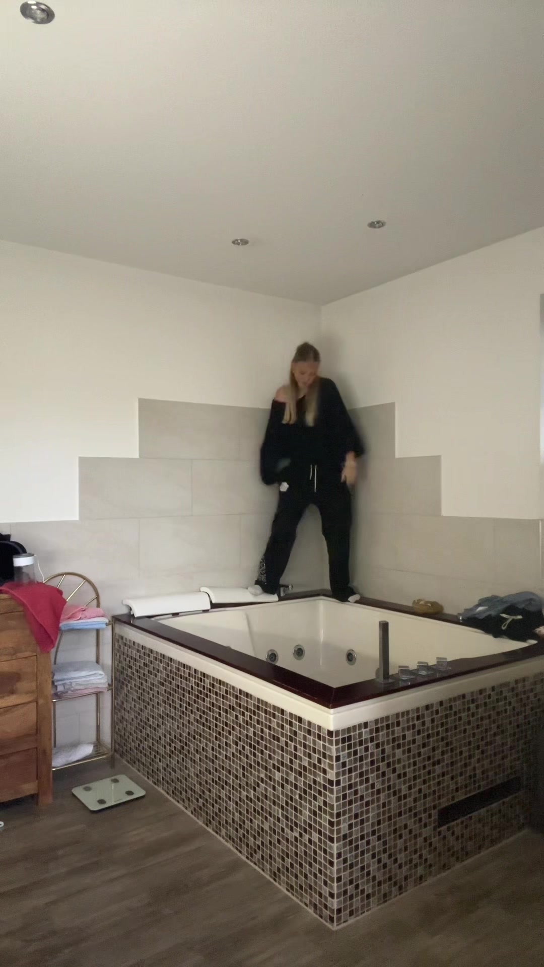 @_leasofie_