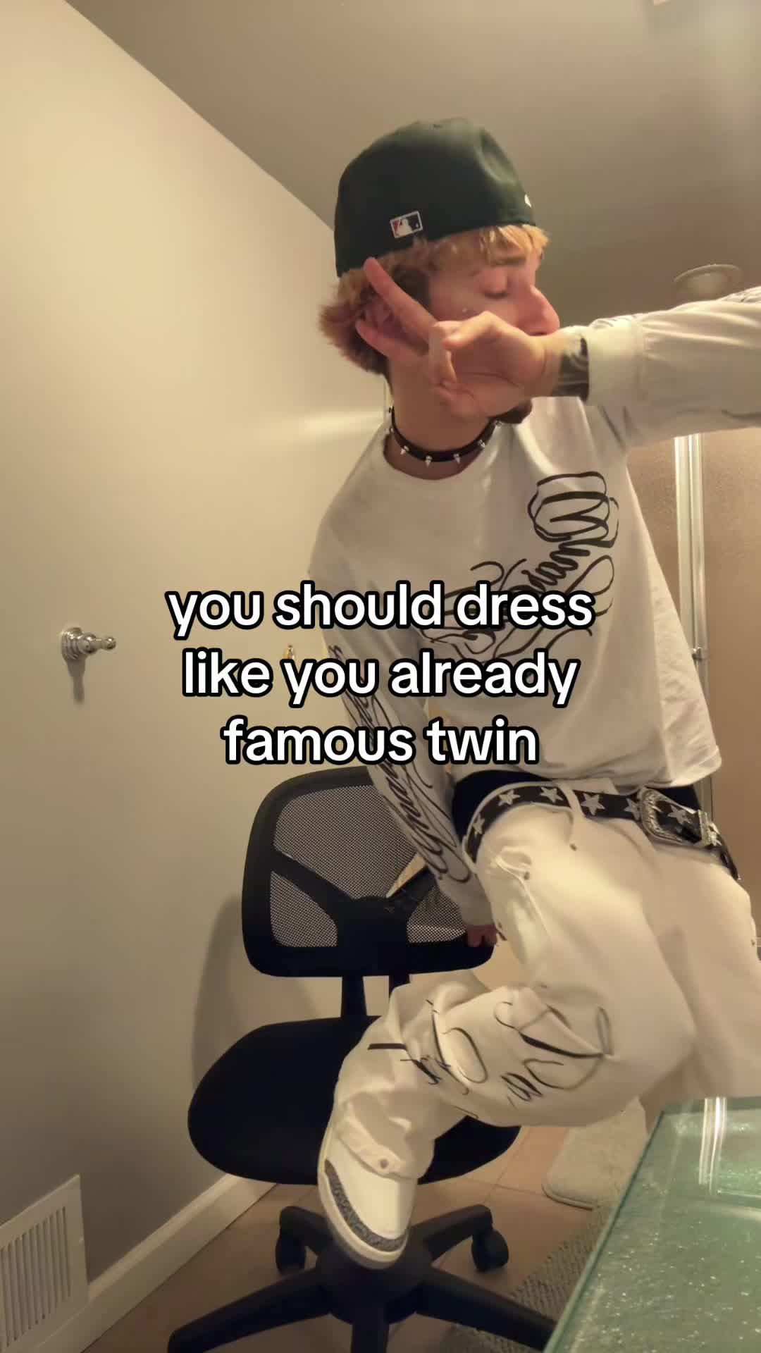 @Hinot&eacute;