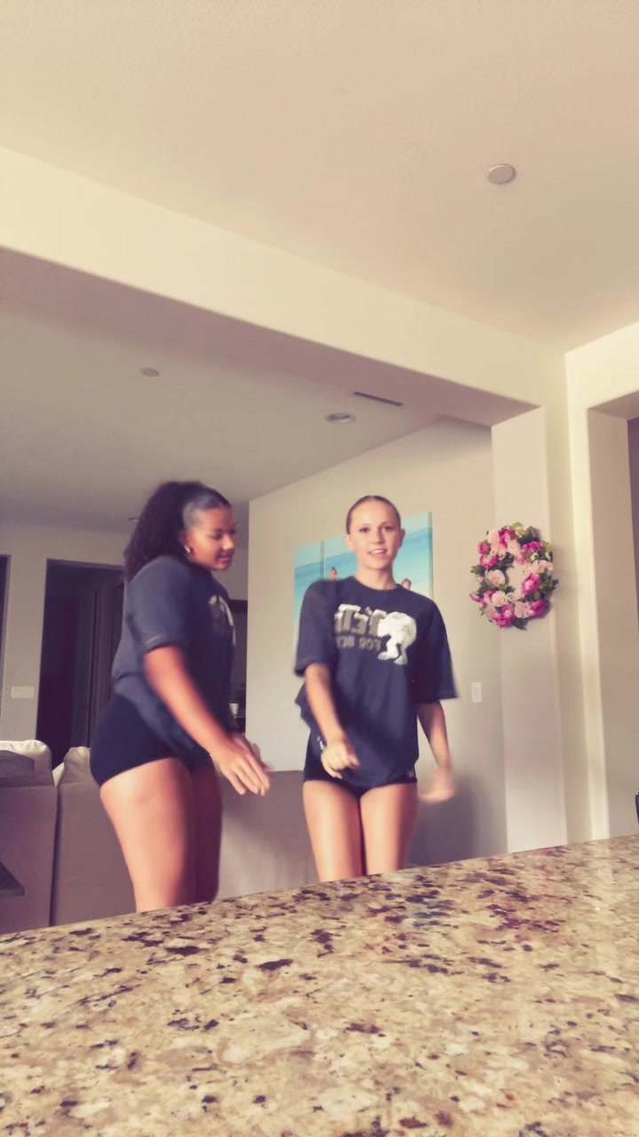 @ʎuuɐ˥ 💕🐆