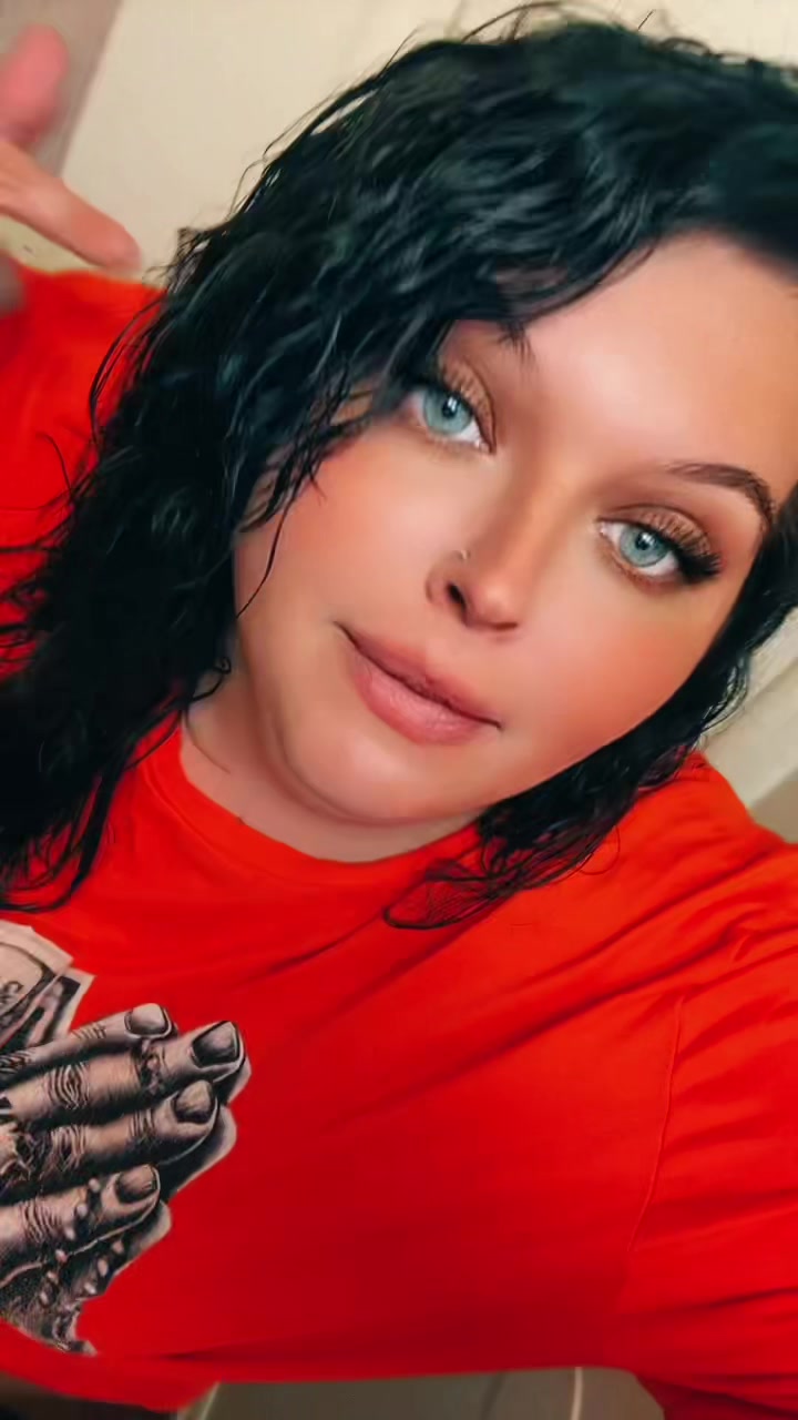 @🐝Blue Eyes & Thick Thighs🐝