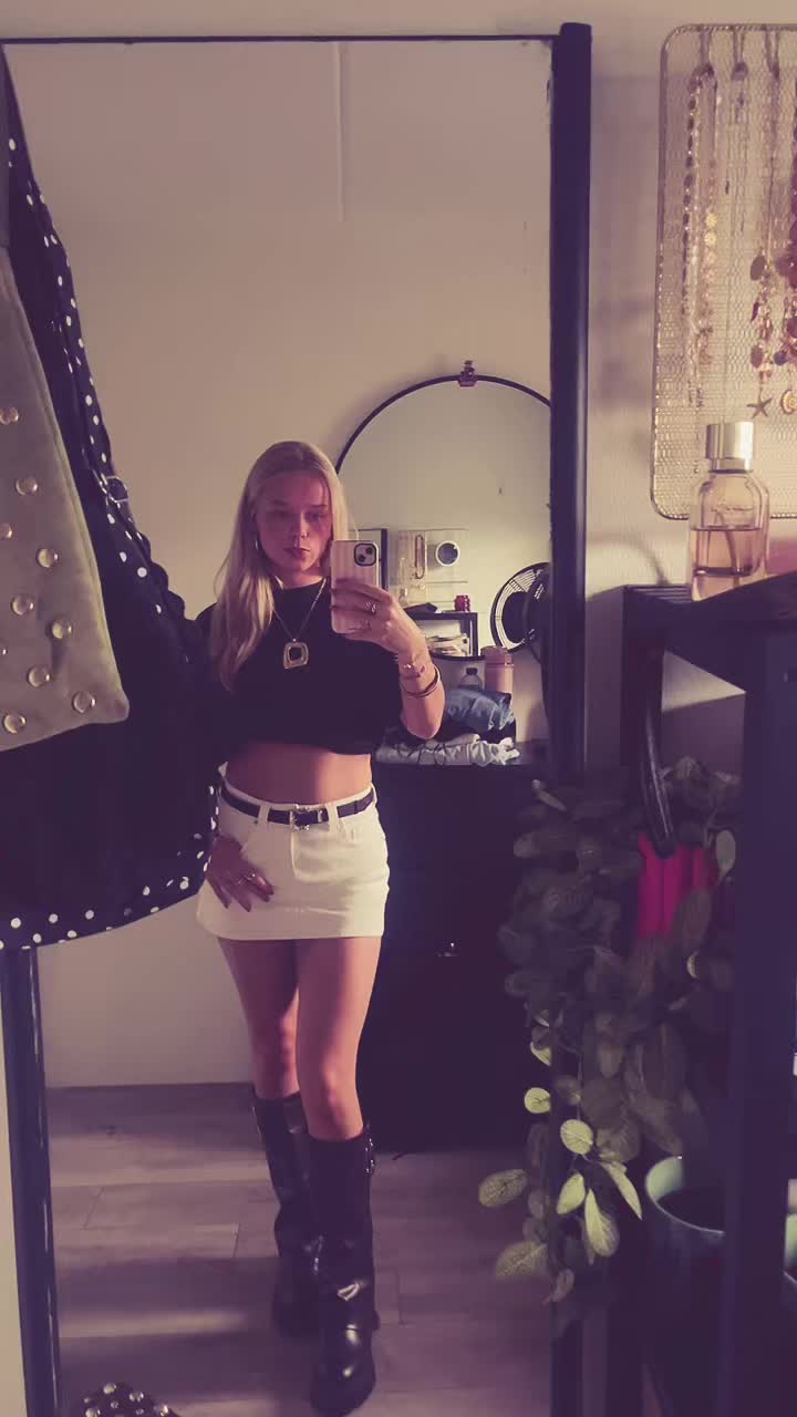 @Priv&eacute;lynnx