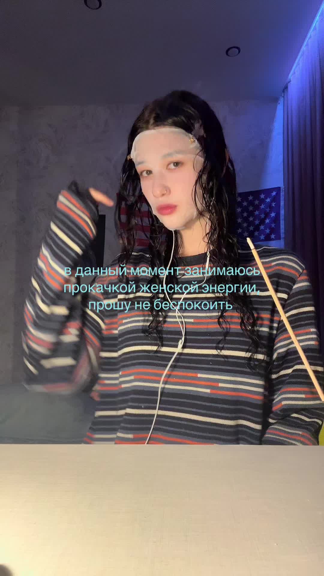 @^_<