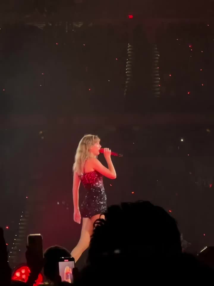 @𓂃꙳⋆videos from the eras tour