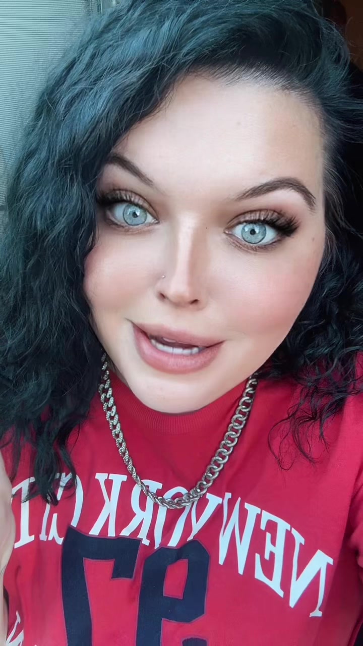 @🐝Blue Eyes & Thick Thighs🐝