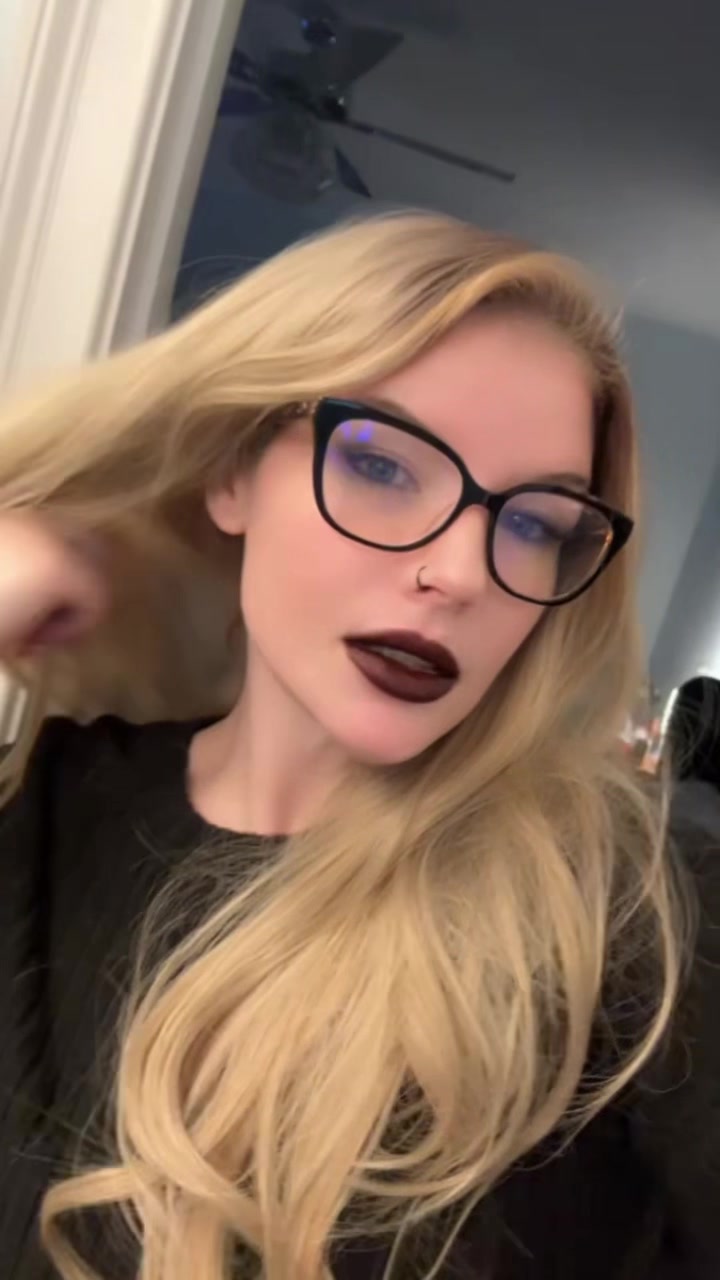 @𝒟𝒶𝓇𝓀𝒲𝑜𝑜𝒹𝓈