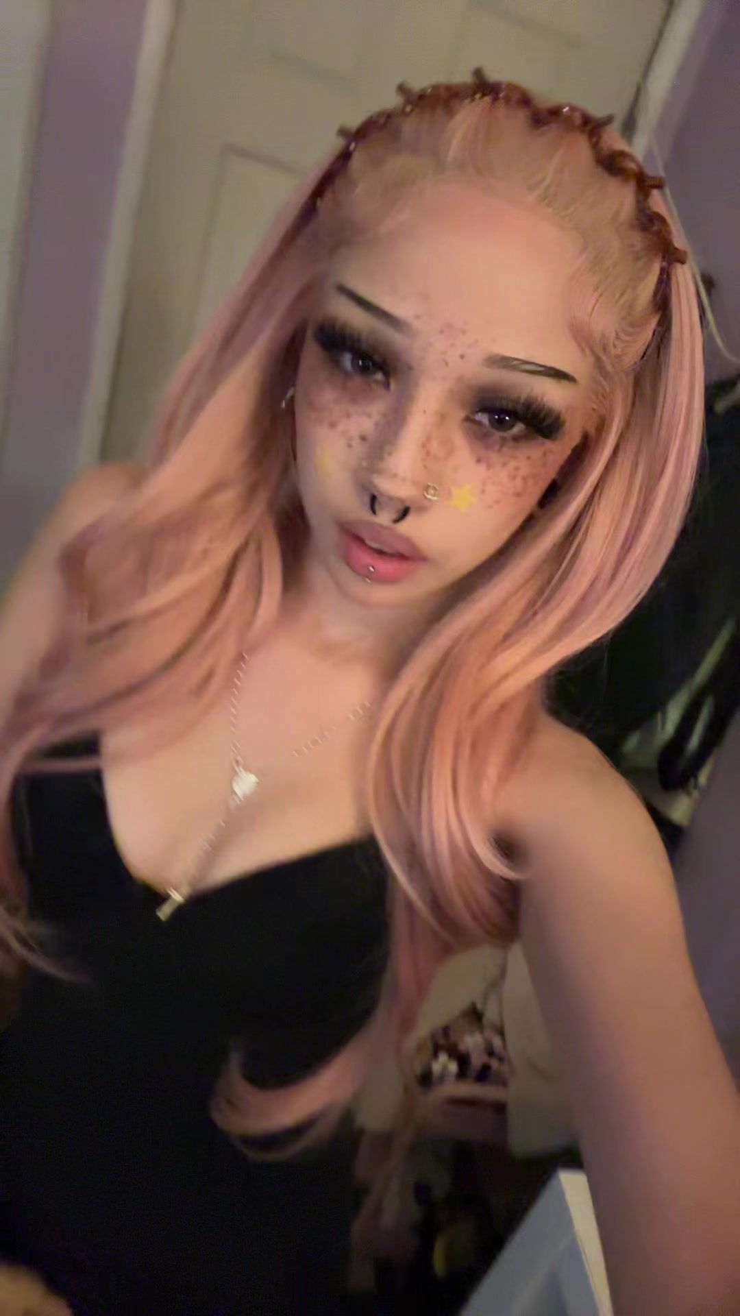 @>⩊<