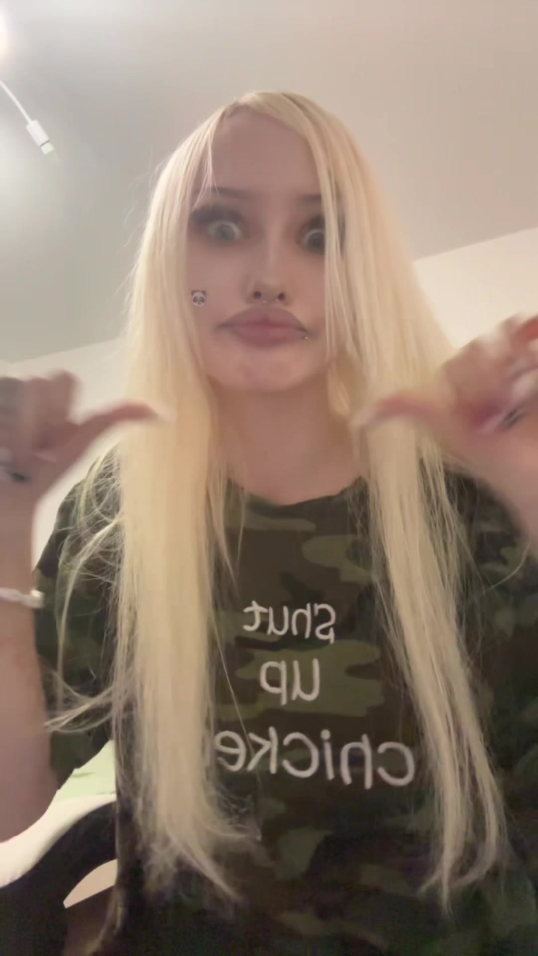 @🙎🏼&zwj;♀️