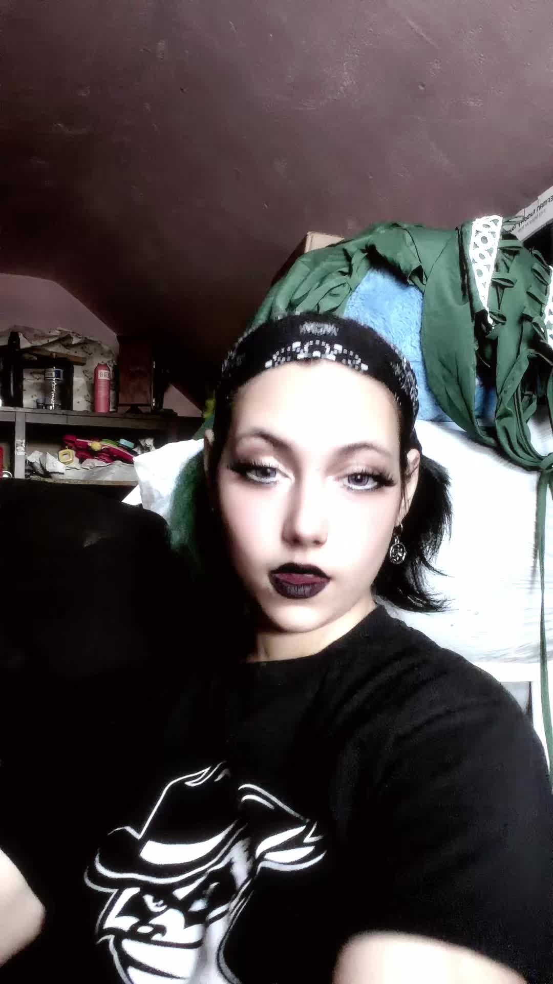 @Goth_latina