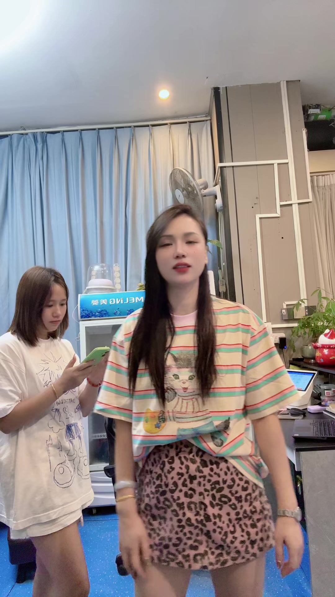 @妙手阁按摩店老板娘