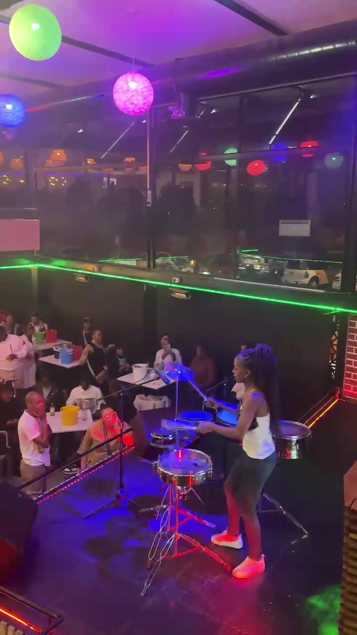 @King Rue 👸🥁