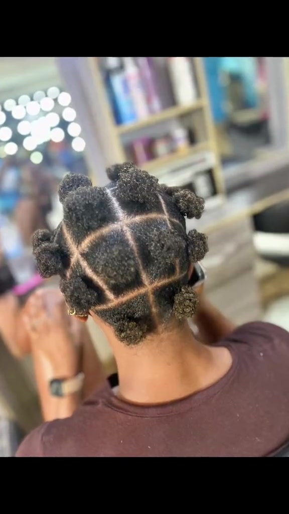 @FEMALE BARBER/LOCTICIAN IN LAG