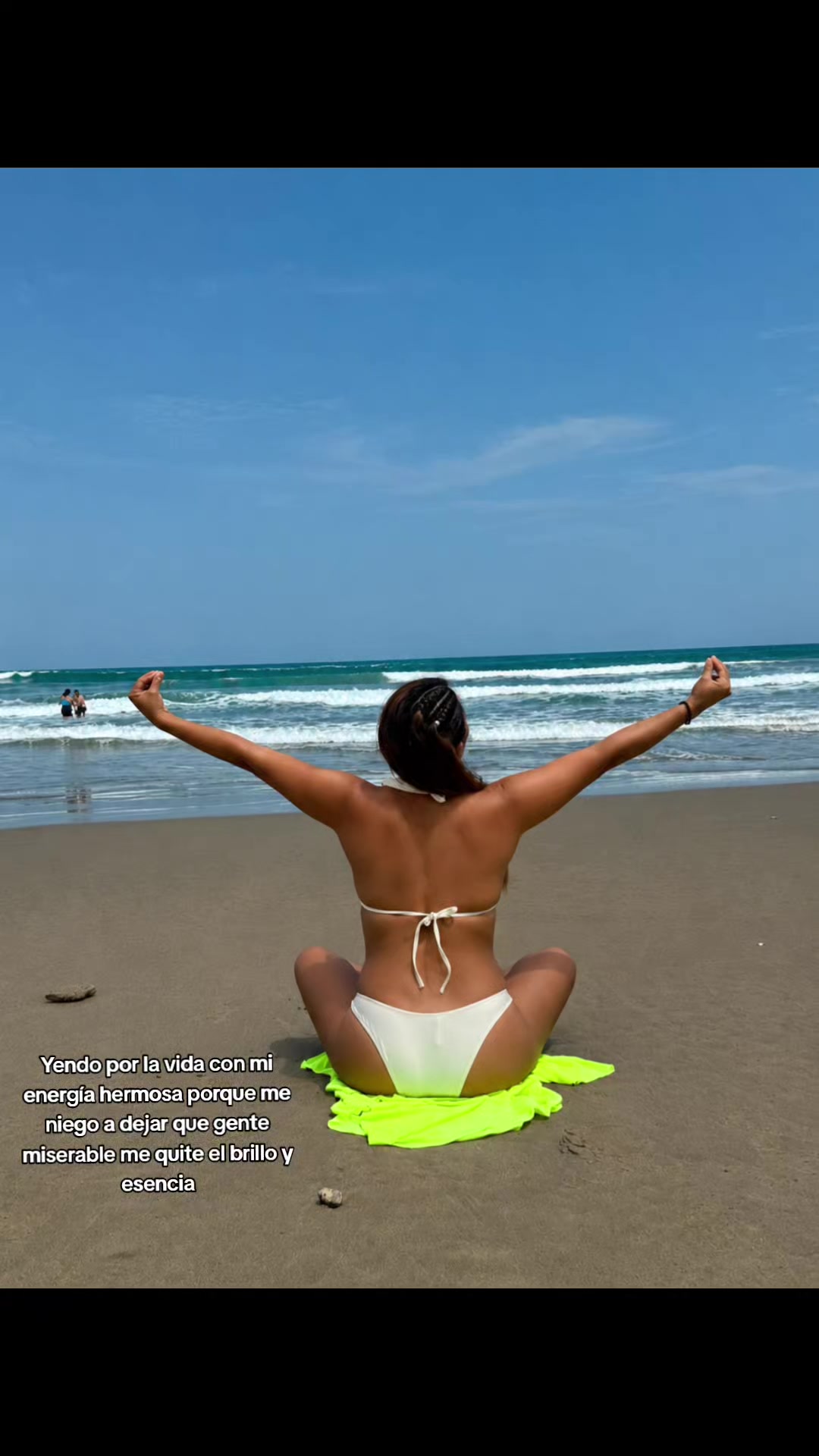 @NICOLE MENDOZA🍕🏖️