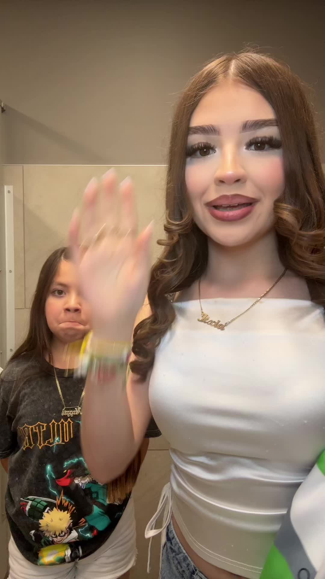 @Deliciaasisters