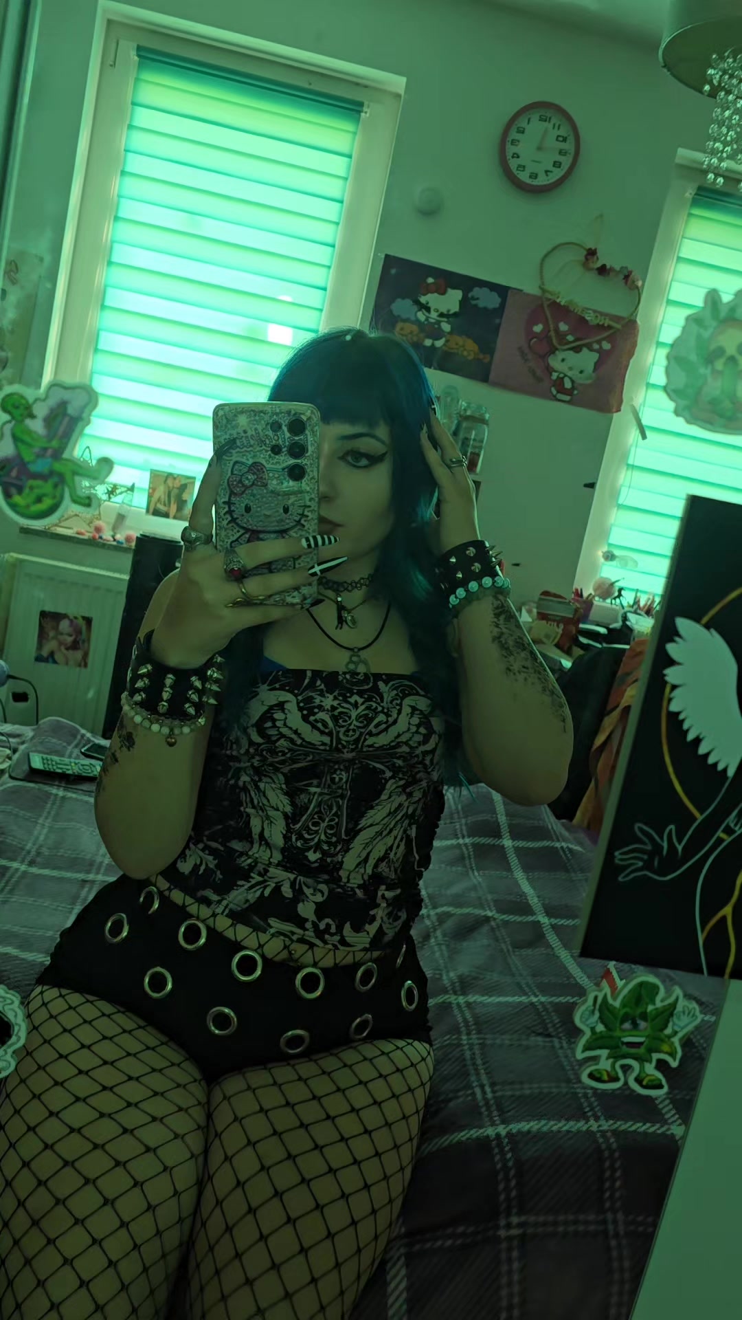 @𝑟𝑜𝑠𝑒𝑒 🦇