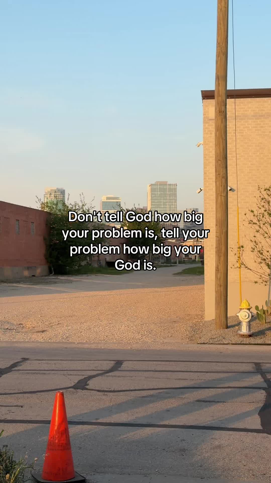 @•<_•