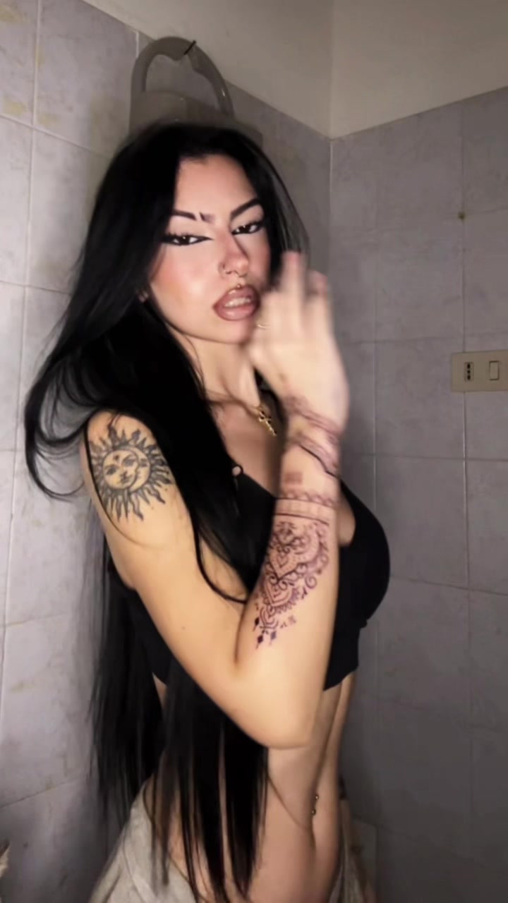 @𝙑𝙀𝙉𝙄𝘼♡🩸