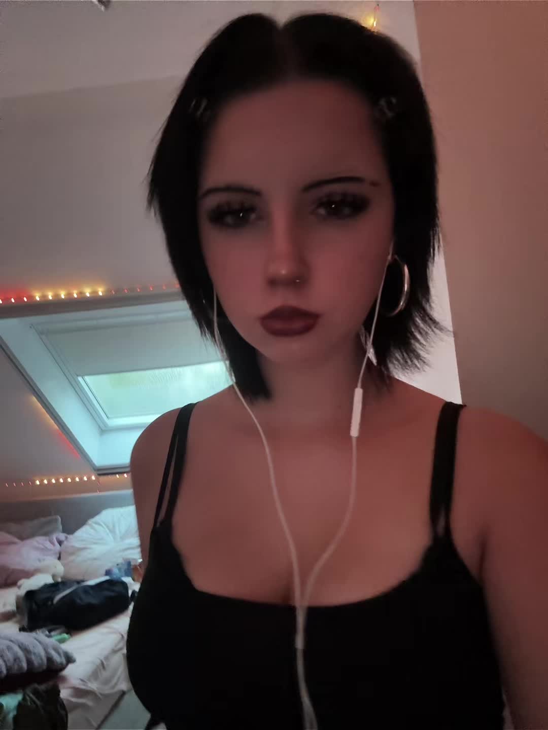 @>⩊<