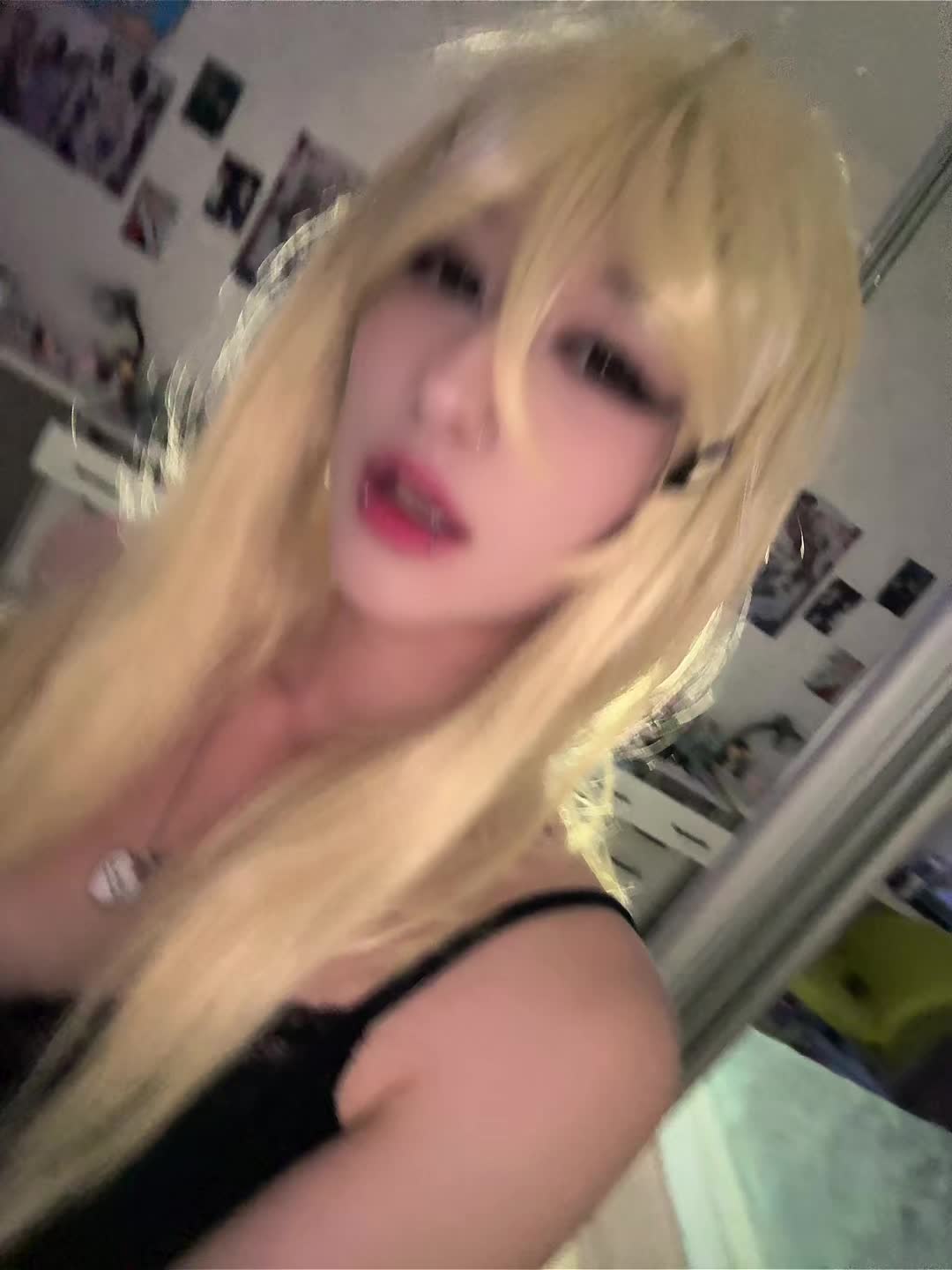 @^_<