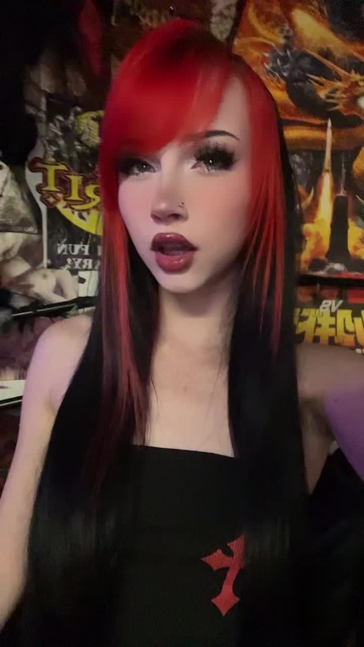 @freakshowsgirl