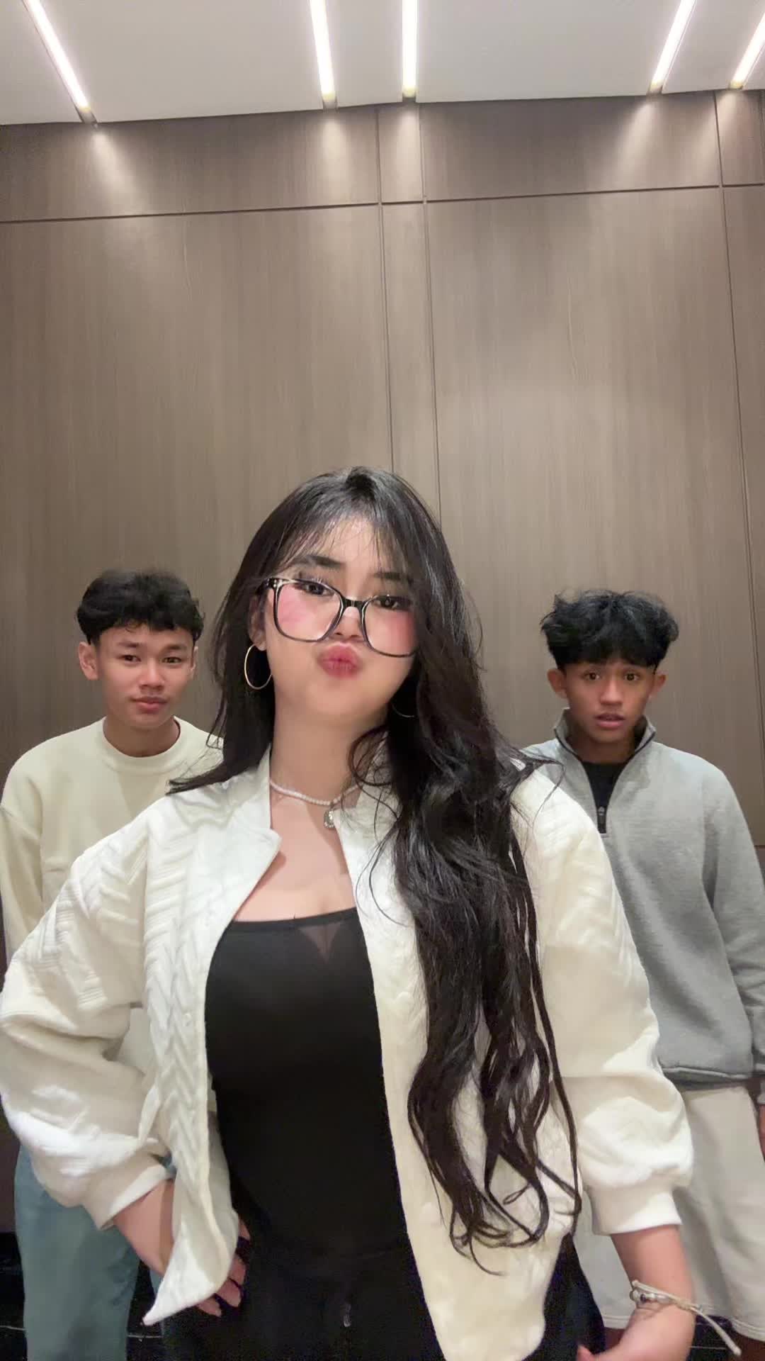 @salila gomez
