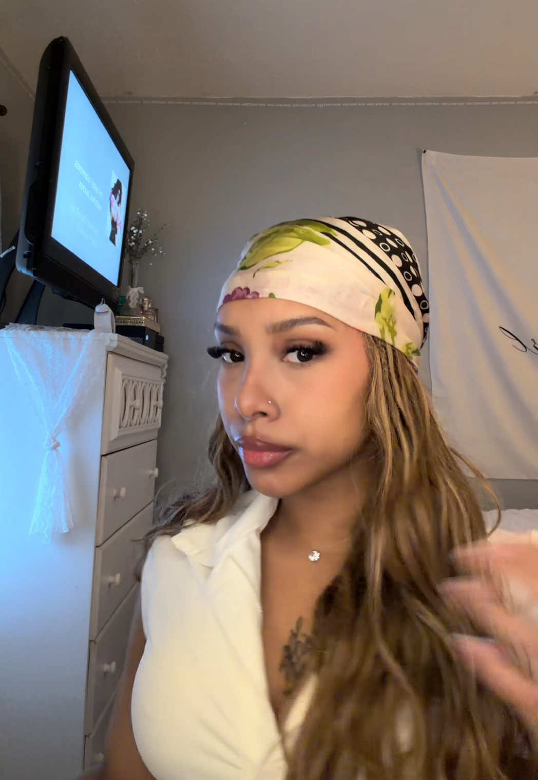 @🧘🏽&zwj;♀️