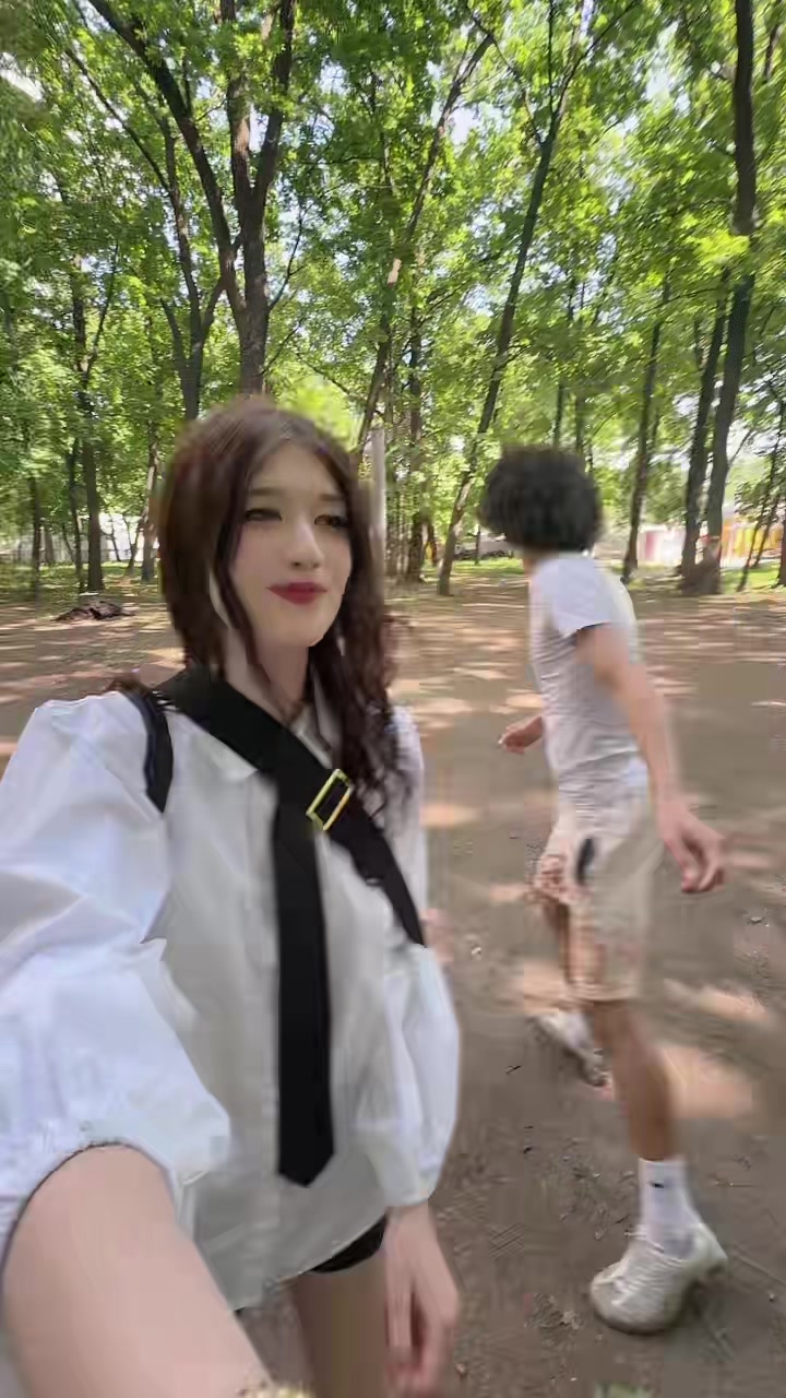 @^_<