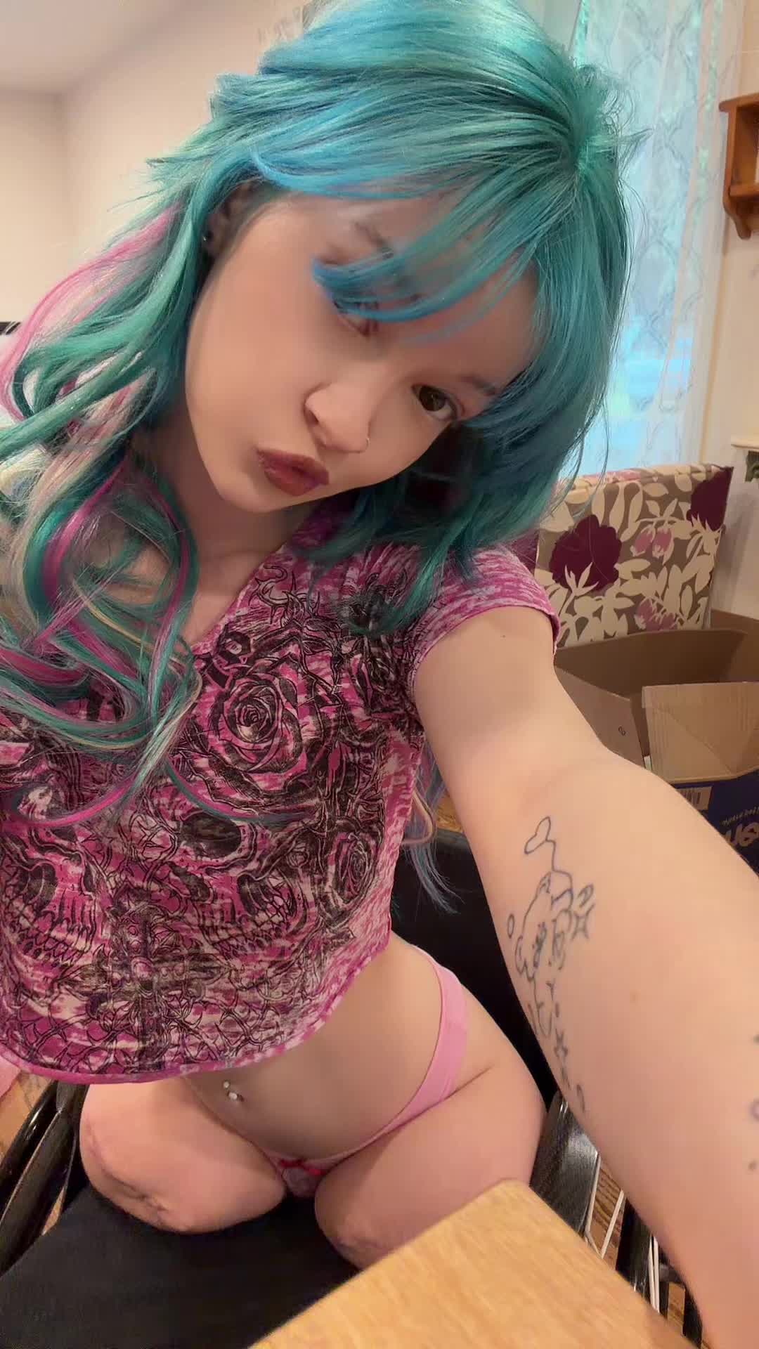 @thenolegsgirl