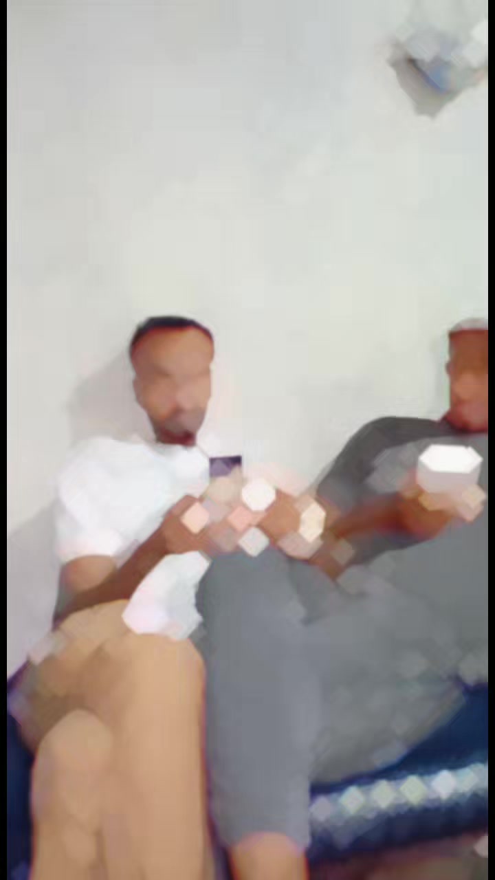 @B&agrave;s&iuml;t Aw&aacute;&ntilde;