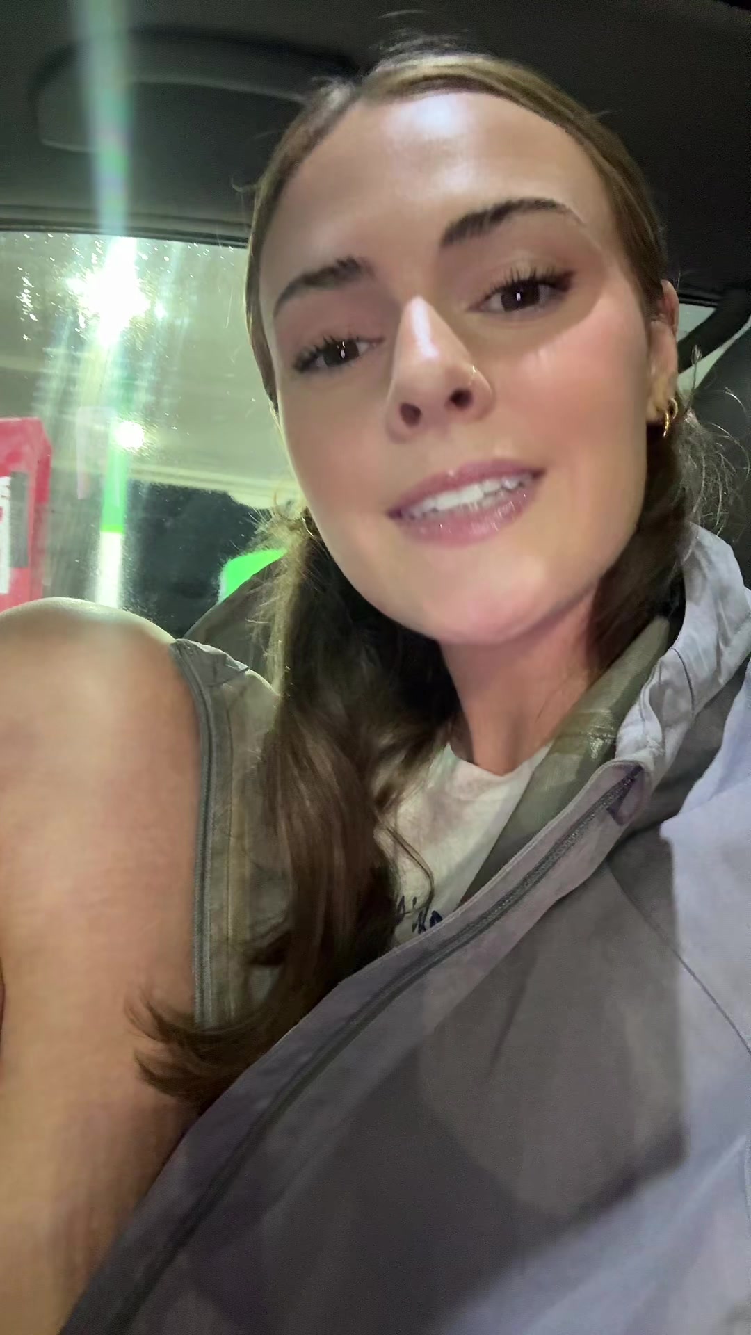 @🧍🏼&zwj;♀️