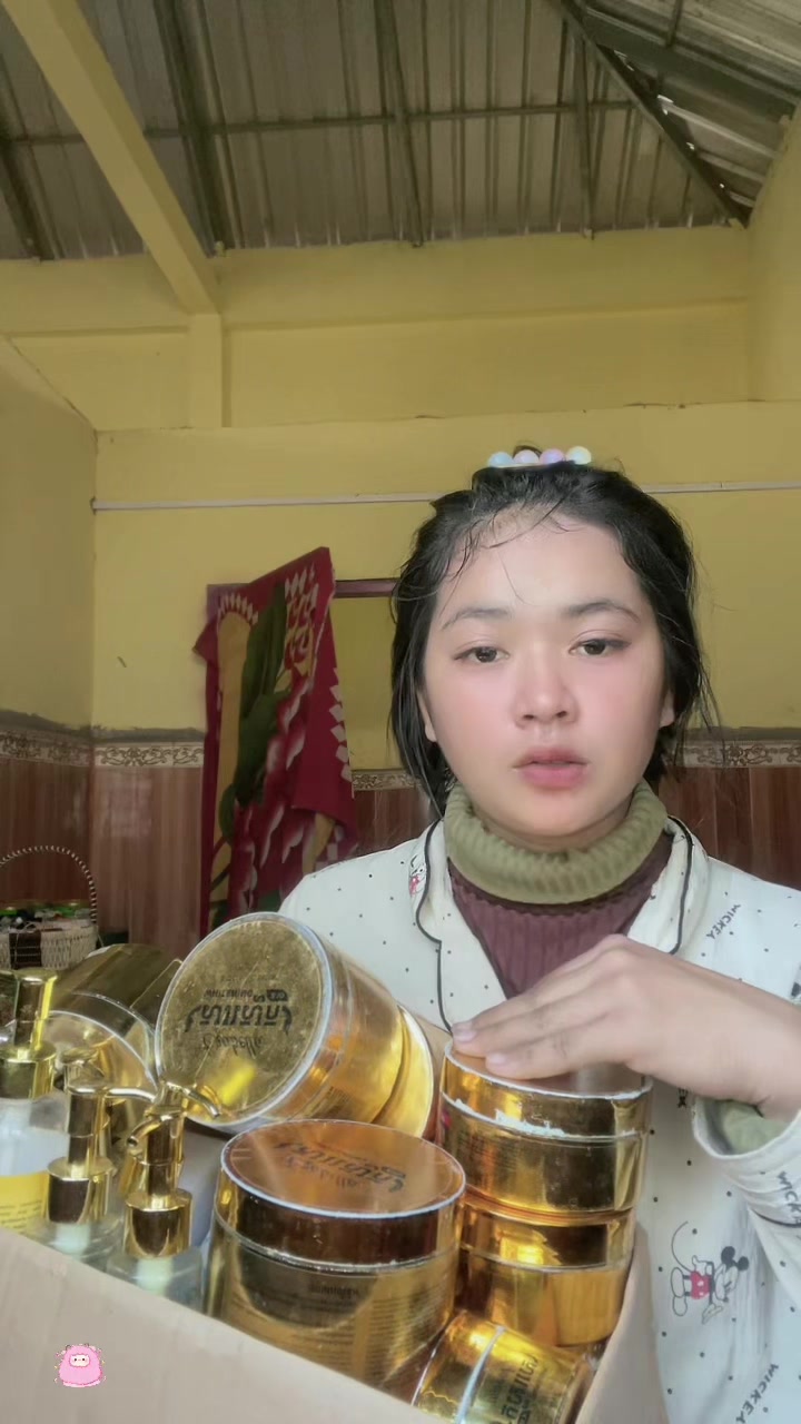 @👩&zwj;🦳🇰🇭👱&zwj;♂️🇻🇳