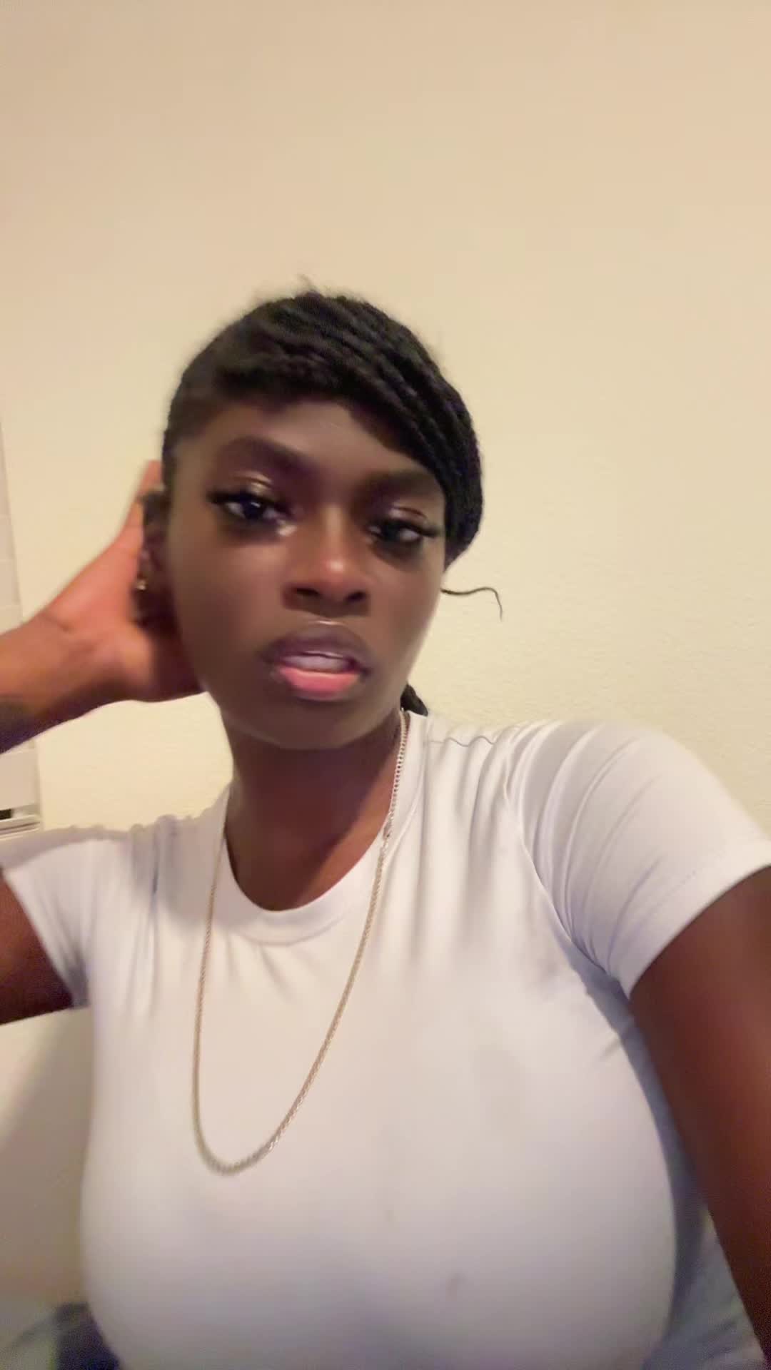 @laroyana