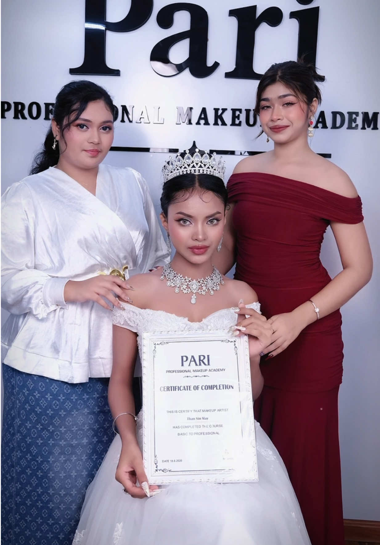 @𝑷𝑨𝑹𝑰🦋(Makeup Artist)