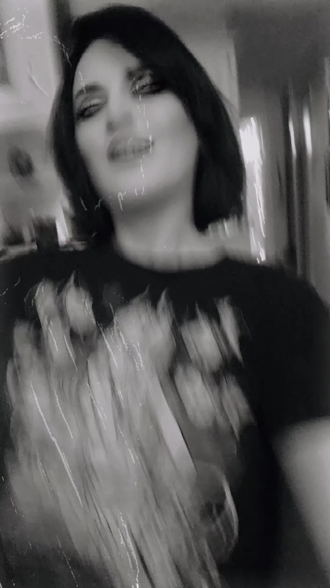 @Devine_Foxi