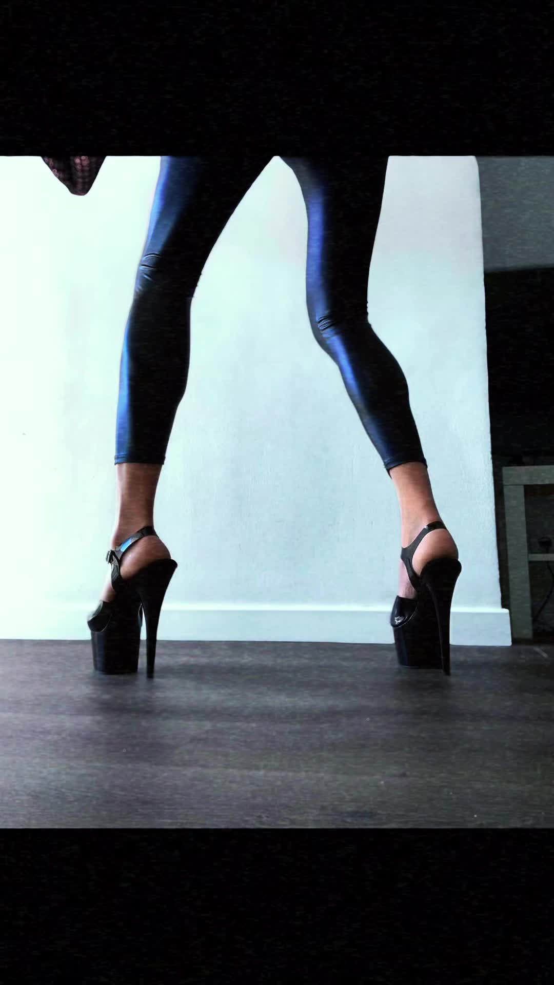 @Christina_Heaven 👠🖤
