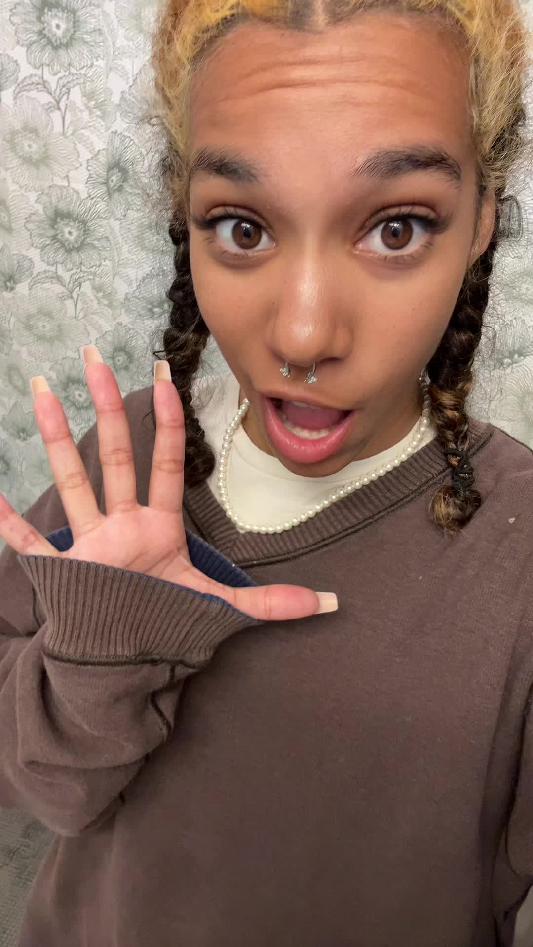 @•___•