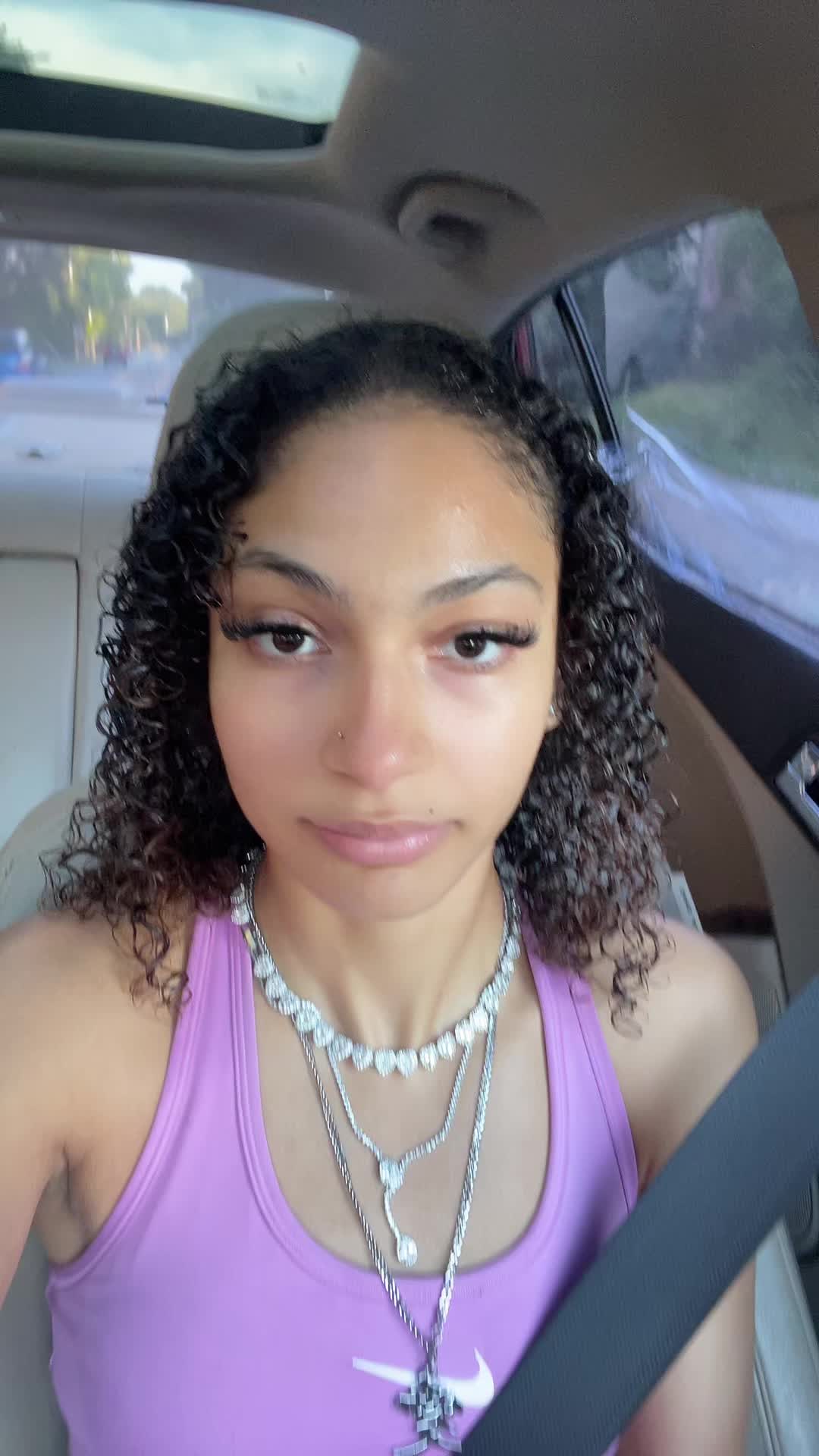 @sumlighskinwitglasses