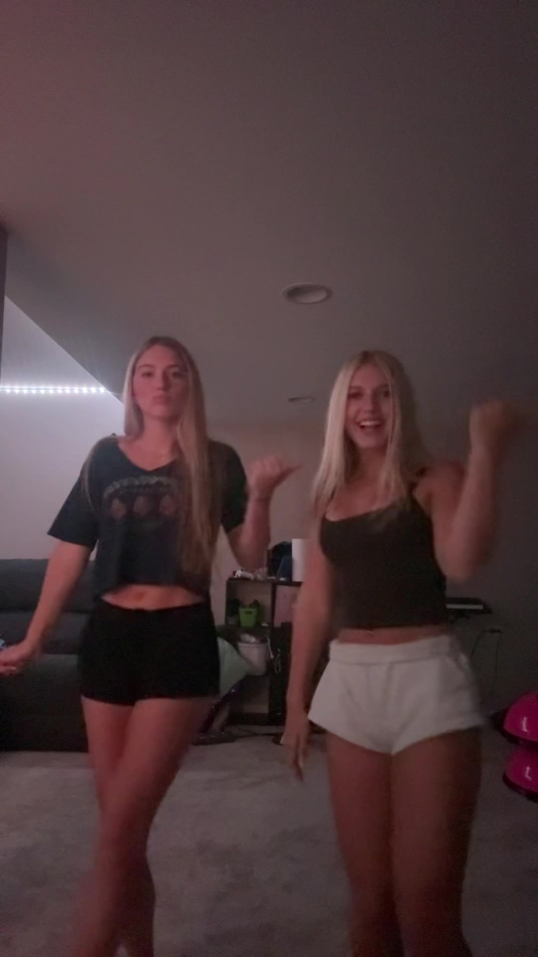 @👯