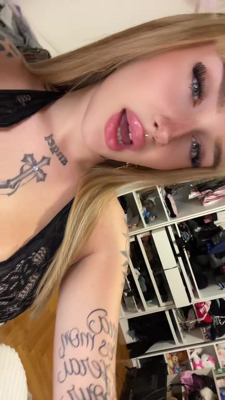 @V4neess.a