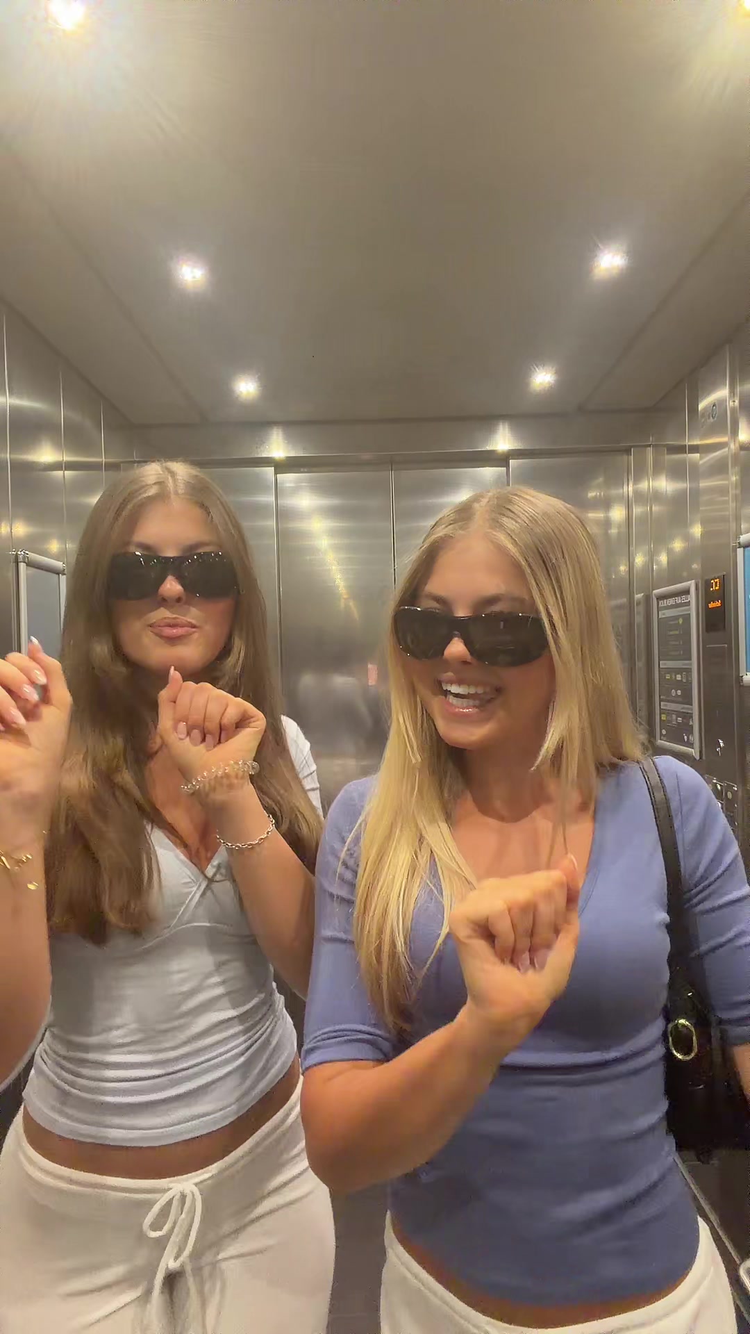 @Lea & Lucie | Die Twins