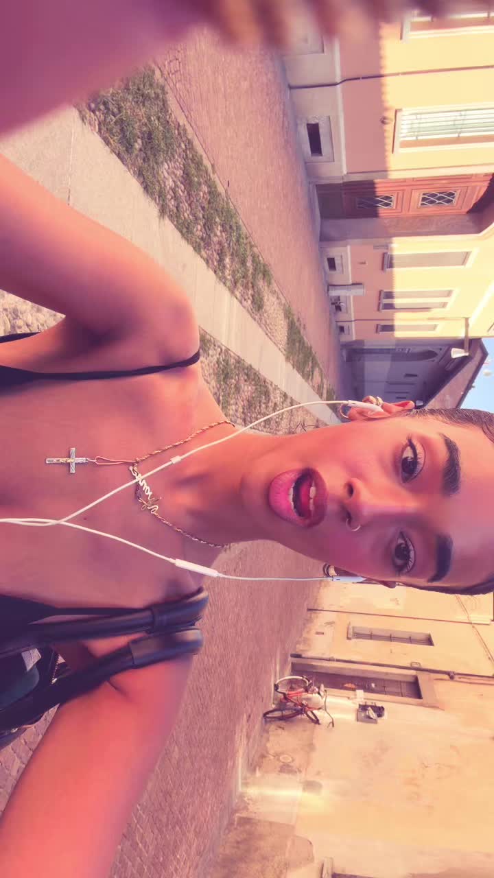 @badgalivy_