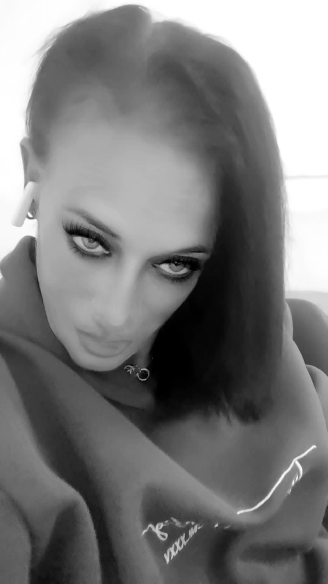 @trischa