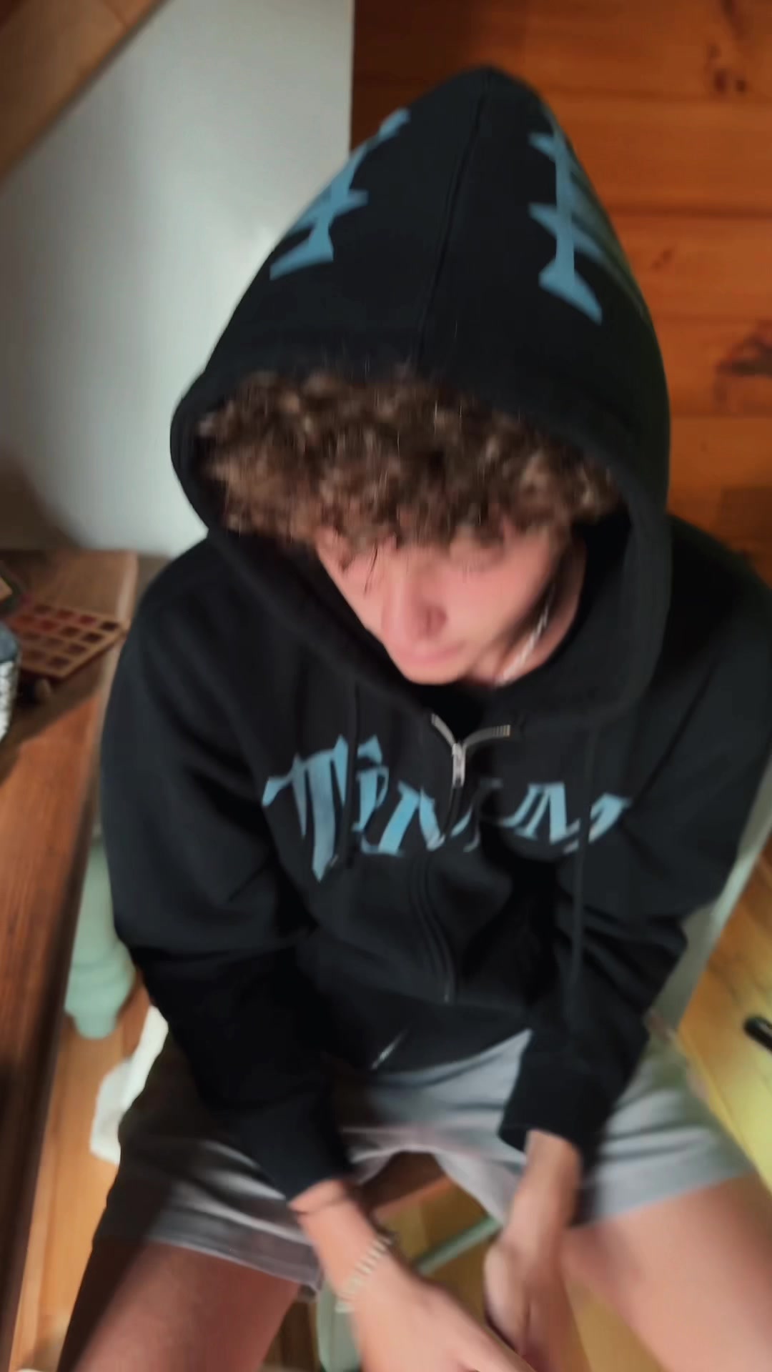 @~