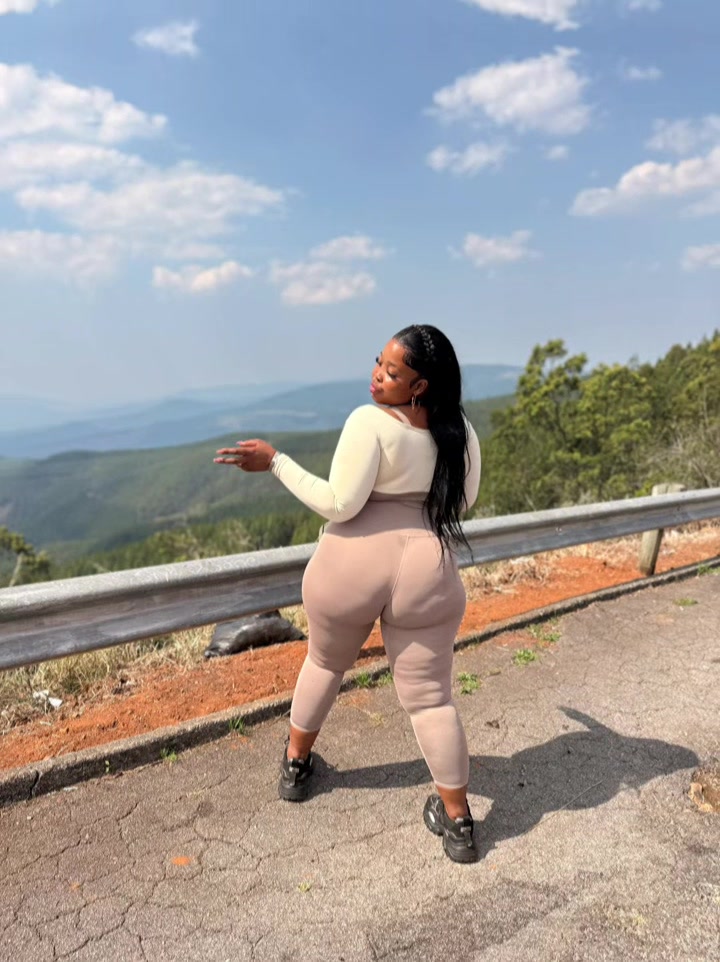 @Curvilicious 🥰F