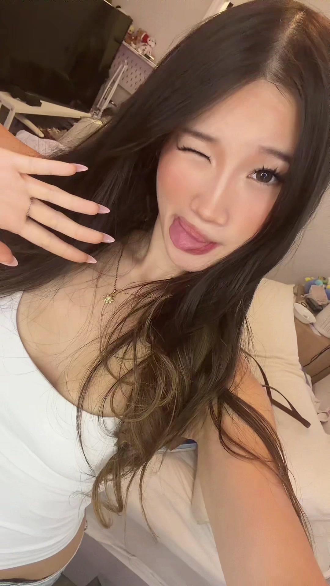 @isaqella