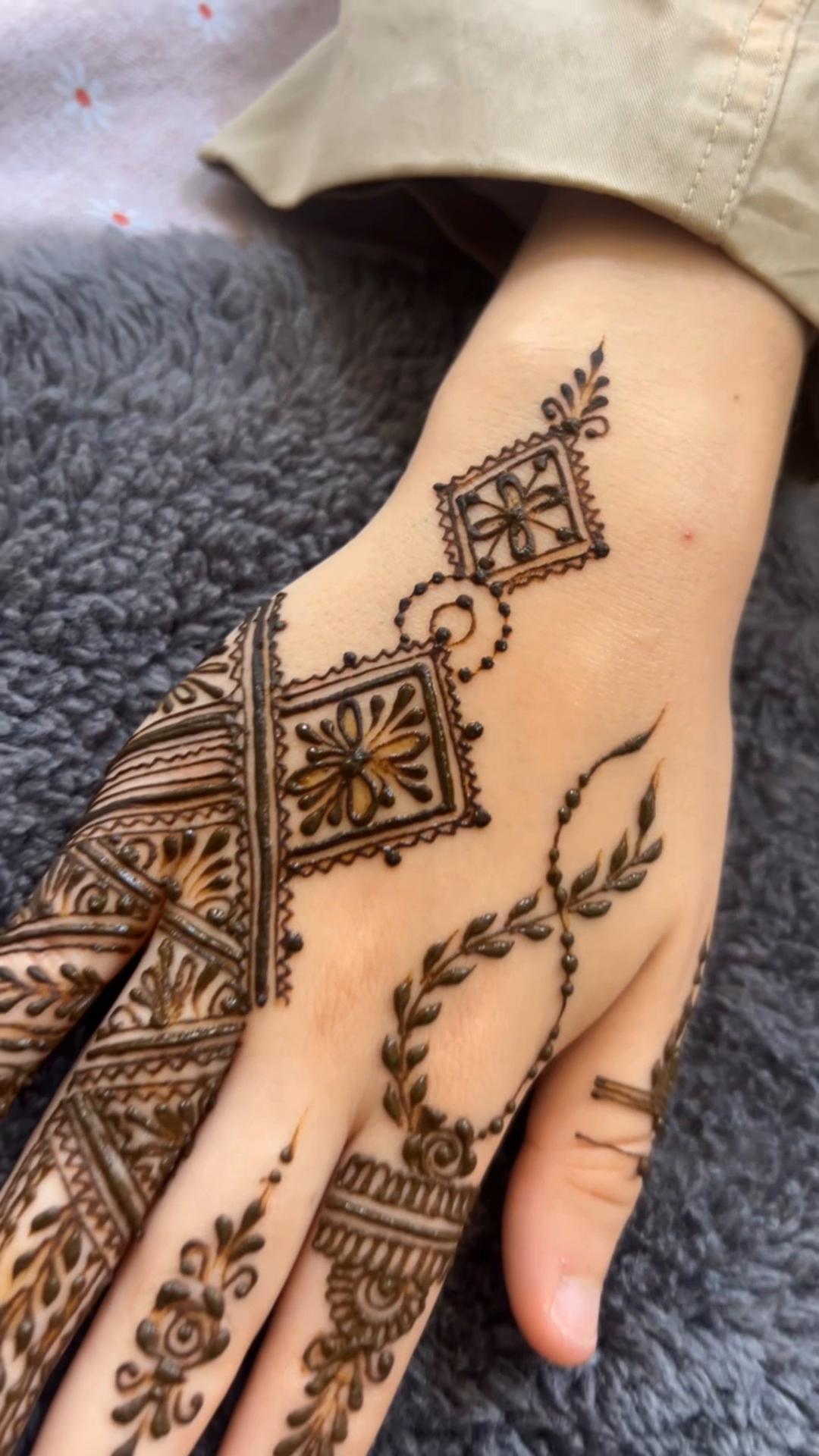 @Hennabyaroosa