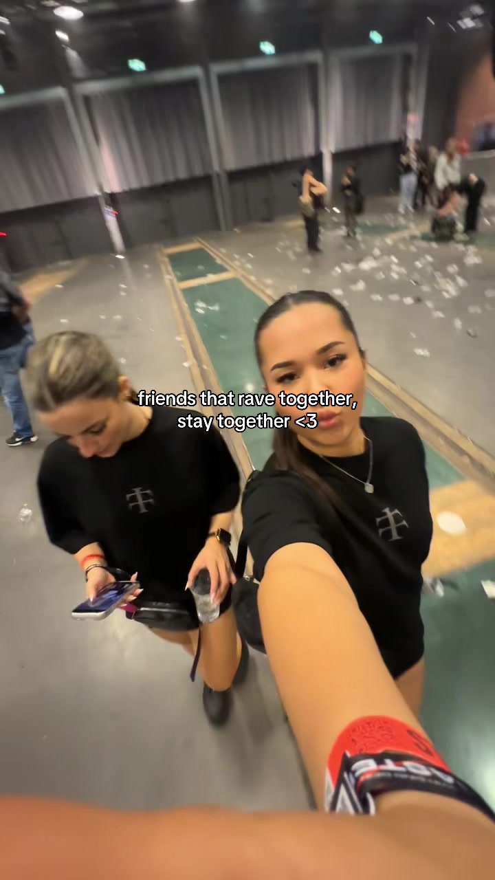 @Lara & Lea🖤