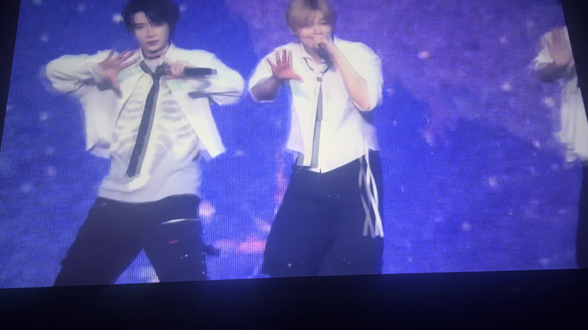 @Valeria saw and met TXT